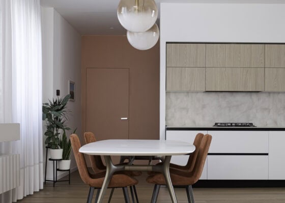 Open space con cucina lineare, tavolo da pranzo e zona giorno collegata, interior design contemporaneo a Piove di Sacco